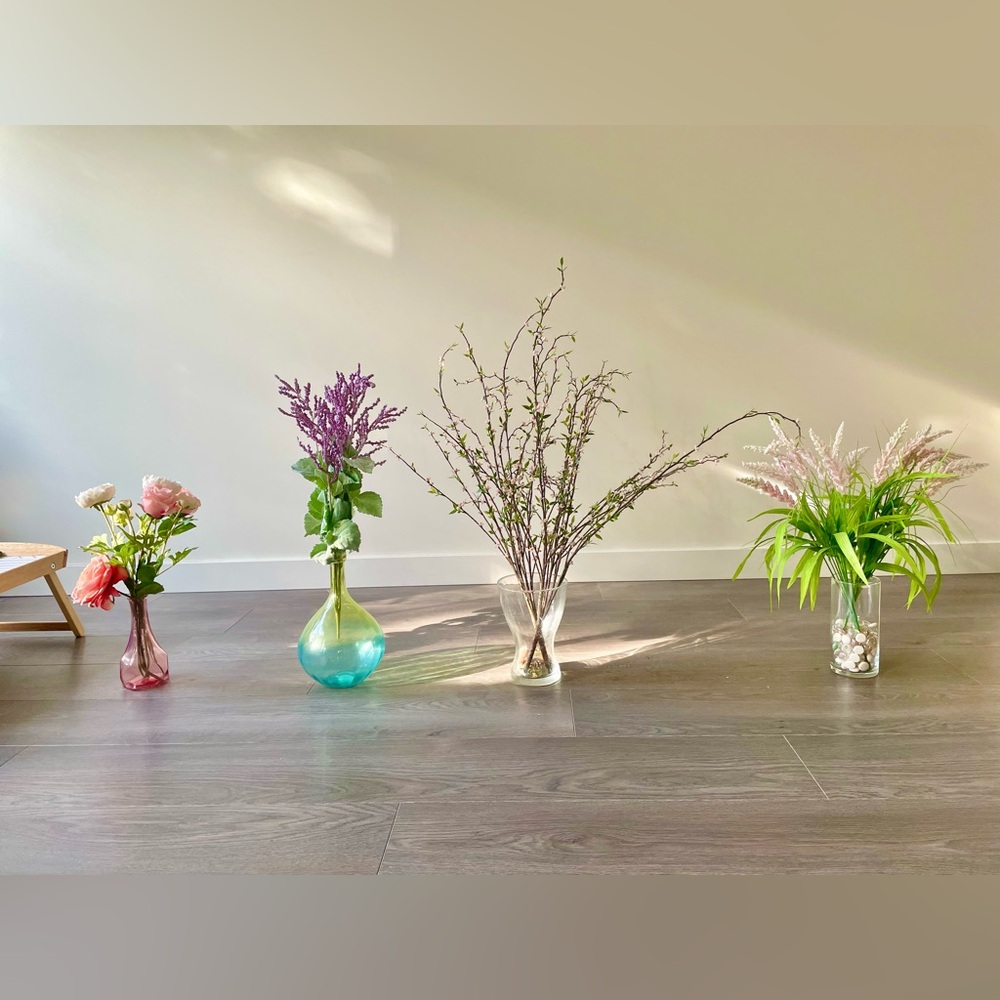 4 vases and artificial flowers
